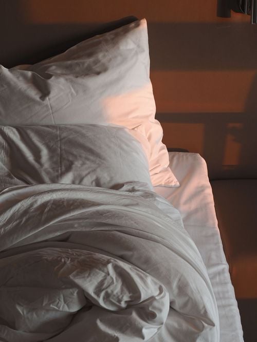 Dormir au frais sans utiliser la clim : cette technique approuvée par les médecins pourrait changer vos nuits pendant la canicule