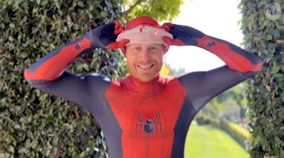 Le prince Harry se déguise en Spider-Man pour souhaiter un joyeux Noël aux enfants des familles endeuillées du personnel des forces armées, avec l'association "Scotty's Little Soldiers", le 3 décembre 2022. Le prince Harry a enregistré une vidéo diffusée avant la fête organisée pour les enfants.