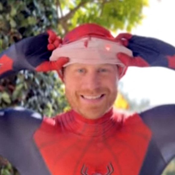 Le prince Harry se déguise en Spider-Man pour souhaiter un joyeux Noël aux enfants des familles endeuillées du personnel des forces armées, avec l'association "Scotty's Little Soldiers", le 3 décembre 2022. Le prince Harry a enregistré une vidéo diffusée avant la fête organisée pour les enfants.