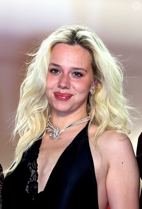 Kim Higelin, héritière d'une lignée d'artistes, y brille

Kim Higelin (Bijoux Tasaki) - Montée des marches du film " Sanguine " lors du 79ème Festival International du Film de Cannes, le 14 mai 2026. © Jacovides-Moreau / Bestimage
|J - Montée des marches du film " Sanguine " lors du 79ème Festival International du Film de Cannes