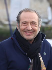 Patrick Timsit en paix dans “un tout petit village de 200 habitants" du Sud, il a eu besoin de “s’inventer des racines”