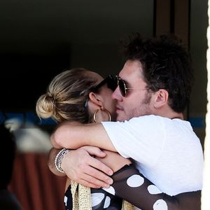 Exclusif - Laeticia Hallyday accompagnée de son compagnon Frédéric Suant et de sa fille Joy sont allés accueillir Jade à l'aéroport de Saint-Barthélemy-Rémy-de-Haenen où tout le monde se retrouve pour le 50ème anniversaire de Laeticia, à Saint-Jean, Saint-Barthélémy, Antilles françaises, France, le 15 mars 2025.