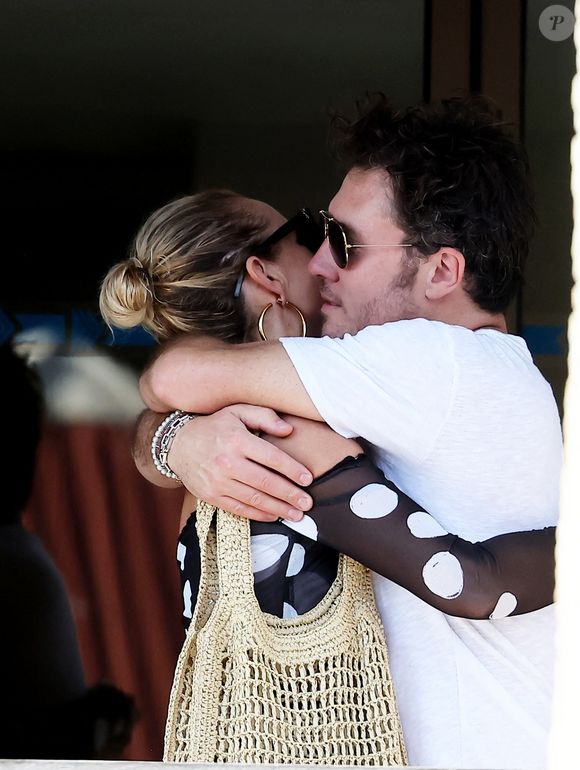 Exclusif - Laeticia Hallyday accompagnée de son compagnon Frédéric Suant et de sa fille Joy sont allés accueillir Jade à l'aéroport de Saint-Barthélemy-Rémy-de-Haenen où tout le monde se retrouve pour le 50ème anniversaire de Laeticia, à Saint-Jean, Saint-Barthélémy, Antilles françaises, France, le 15 mars 2025.