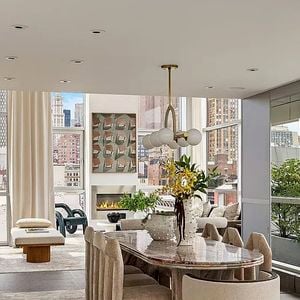 Thierry Henry, légende du football français, a mis en vente son luxueux penthouse de New York, acheté en 2010 au moment de sa signature aux Red Bulls, contre 25 millions de dollars (22 millions d'euros). Photo par Sotheby's via Bestimage