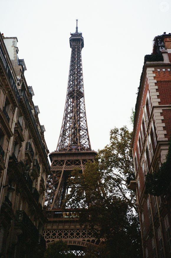 Construit en 1899 par l’architecte Jules Lavirotte pour la comtesse Pauline de Monttessuy, le bâtiment conserve une façade et des parties communes classées monuments historiques. 

Unsplash. Libre de droits.