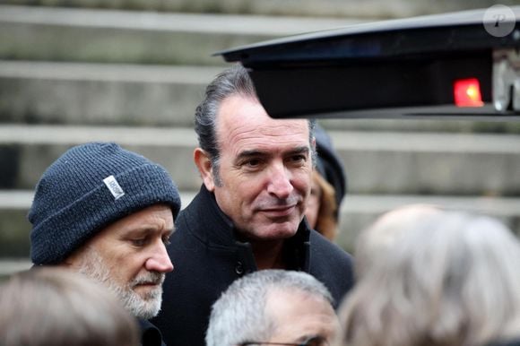 À l'occasion de son audition lors de la commission d'enquête pour les violences faites au cinéma, Jean Dujardin est revenu sur sa relation avec Alexandra Lamy.

Jean Dujardin - Sorties des obsèques du réalisateur Bertrand Blier en l'église Saint-Roch à Paris le 29 janvier 2025. © Dominique Jacovides/Bestimage