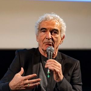 suite à plusieurs polémiques le concernant, dont celles des insultes adressées à Raymond Domenech, qui ont entaché son image en France.

Raymond Domenech participe à une rencontre Football passion lors du Festival Sport, Littérature et Cinéma à l'Institut Lumière à Lyon le 31/01/2026. © Sandrine Thesillat / PsnewZ / Bestimage