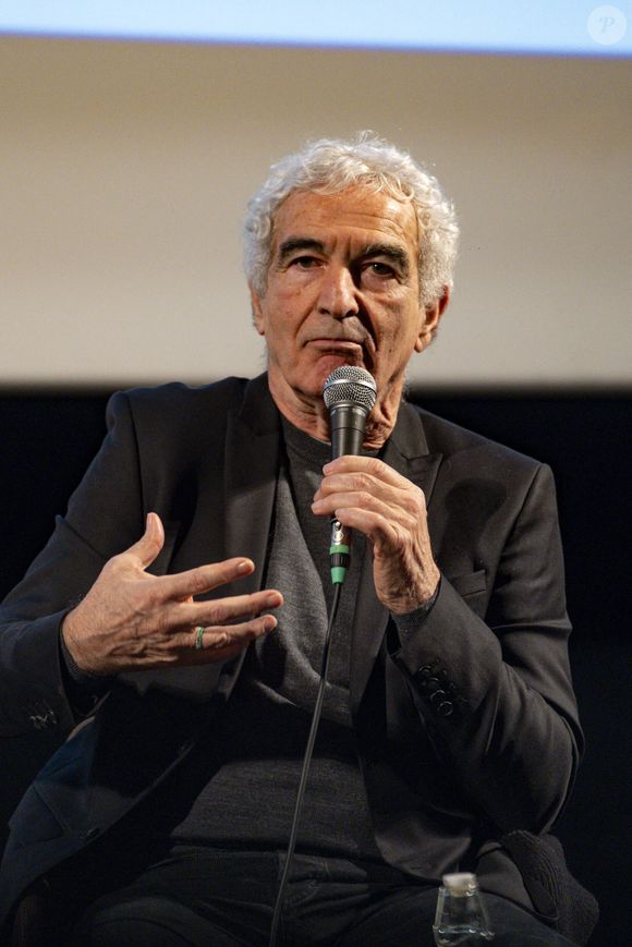 suite à plusieurs polémiques le concernant, dont celles des insultes adressées à Raymond Domenech, qui ont entaché son image en France.

Raymond Domenech participe à une rencontre Football passion lors du Festival Sport, Littérature et Cinéma à l'Institut Lumière à Lyon le 31/01/2026. © Sandrine Thesillat / PsnewZ / Bestimage
