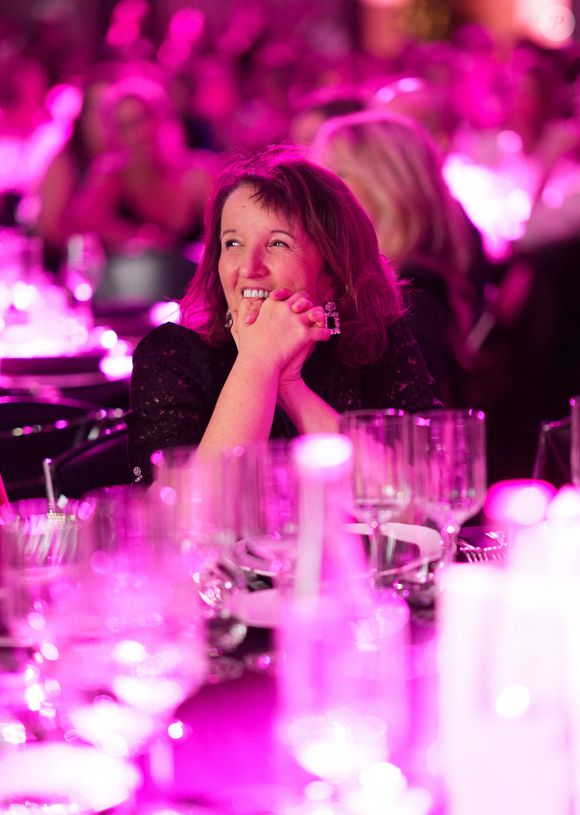 Anne Roumanoff lors de la soirée annuelle de gala de l'association Hope au pavillon Gabriel à Paris le 14 octobre 2025.
L’association HOPE propose, à travers l’équithérapie et de nombreux ateliers artistiques, un accompagnement destiné aux femmes qui, après l’annonce de leur cancer, souhaitent se reconstruire émotionnellement et retrouver confiance en elles, au-delà du parcours médical.

© Anne-Sophie Guebey / Bestimage