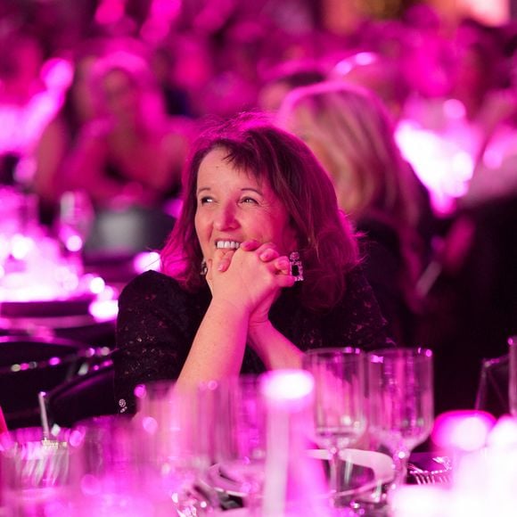 Anne Roumanoff lors de la soirée annuelle de gala de l'association Hope au pavillon Gabriel à Paris le 14 octobre 2025.
L’association HOPE propose, à travers l’équithérapie et de nombreux ateliers artistiques, un accompagnement destiné aux femmes qui, après l’annonce de leur cancer, souhaitent se reconstruire émotionnellement et retrouver confiance en elles, au-delà du parcours médical.

© Anne-Sophie Guebey / Bestimage