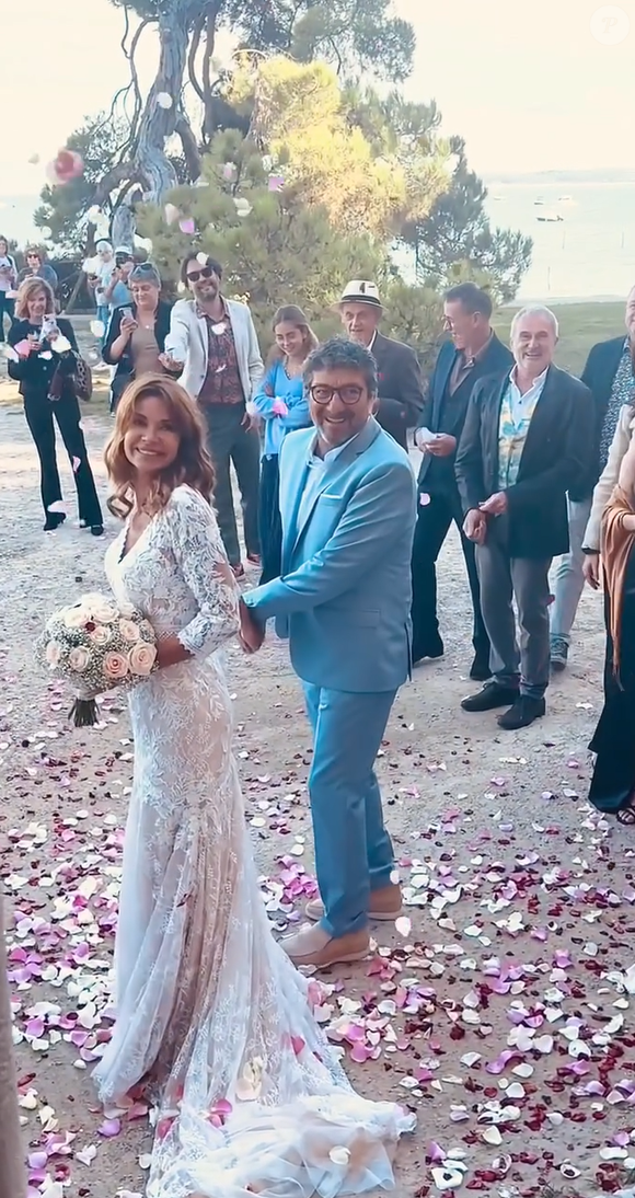 “Un an de petites choses du quotidien qui deviennent grandes et immensément belles. Un an d’amour qui grandit, se transforme, s’enracine”, a-t-elle confié. Ingrid Chauvin et Philippe Warrin le jour de leur mariage le 12 octobre 2024 - Instagram