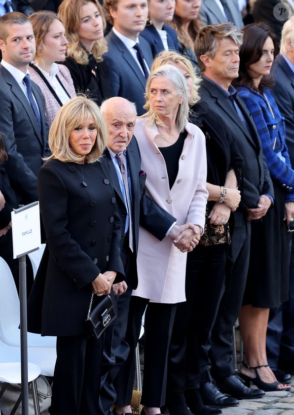 Brigitte Macron, Louis Edouard Carrère, Nathalie Carrère, Marina Carrère d'Encausse, Emmanuel Carrère lors de l'hommage à Hélène Carrère d’Encausse aux Invalides à Paris le 3 octobre 2023.

© Dominique Jacovides / Bestimage