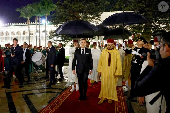 Le président français Emmanuel Macron (C-L) et le roi du Maroc Mohammed VI (C-R), ainsi que le prince héritier du Maroc Moulay El Hassan (C) et des membres de la famille royale, marchent dans le palais royal après un dîner d'État à Rabat le 29 octobre 2024, dans le cadre d'une visite d'État de trois jours du président français au Maroc. © Ludovic Marin/Pool/Bestimage