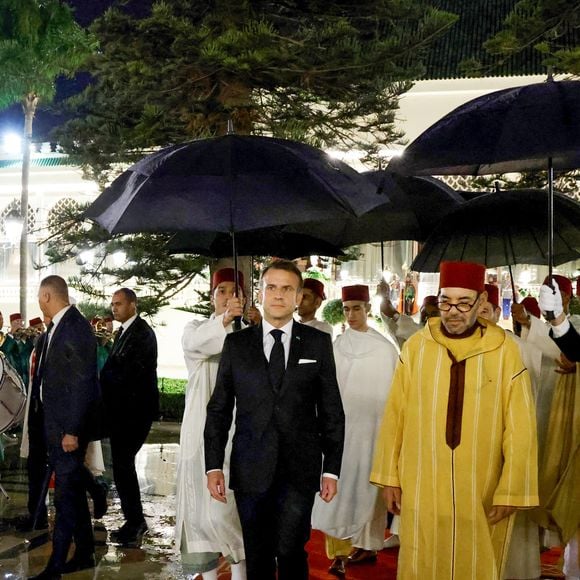Le président français Emmanuel Macron (C-L) et le roi du Maroc Mohammed VI (C-R), ainsi que le prince héritier du Maroc Moulay El Hassan (C) et des membres de la famille royale, marchent dans le palais royal après un dîner d'État à Rabat le 29 octobre 2024, dans le cadre d'une visite d'État de trois jours du président français au Maroc. © Ludovic Marin/Pool/Bestimage