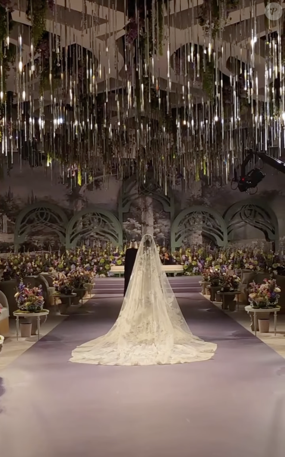 Nouf descend du roi Abdelaziz, fondateur de l’Arabie saoudite, et Nawaf appartient à la branche Al Farhan.

La princesse Nouf porte une robe Dolce & Gabbana pour son mariage avec le prince Nawaf ben Fahad Al Faisal Al Farhan via Instagram @arabianroyalagency