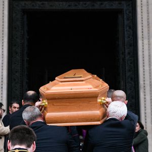 Le cercueil entre dans l'église de la Madeleine lors des obsèques de Rolland Courbis à Paris, France. Photo by Ewen Gavet/Icon Sport/ABACAPRESS.COM