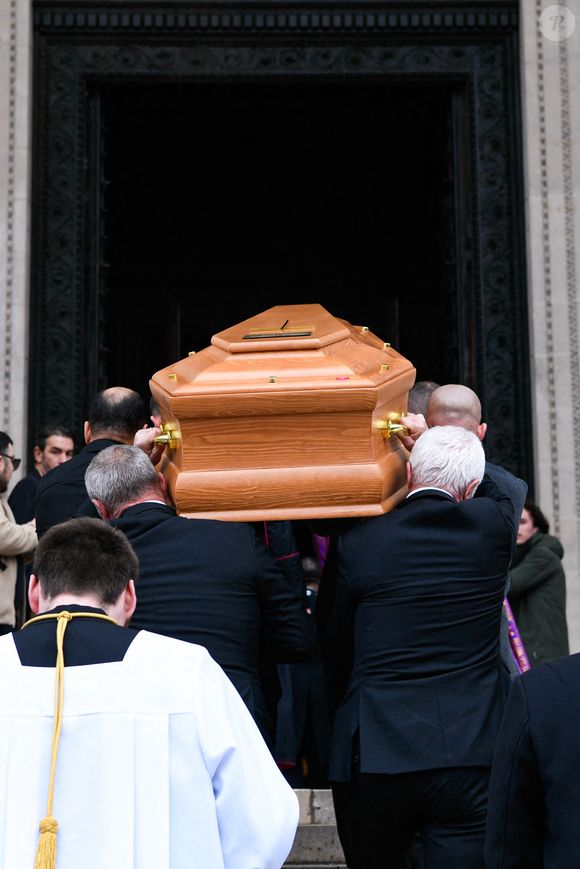 Le cercueil entre dans l'église de la Madeleine lors des obsèques de Rolland Courbis à Paris, France. Photo by Ewen Gavet/Icon Sport/ABACAPRESS.COM