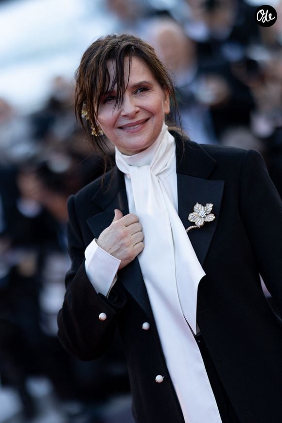 Soins naturels, hydratation intense et astuces de grand-mère complètent ses rituels de beauté.

Juliette Binoche - Montée des marches du film "Amarga Navidad" lors du 79ème Festival International du Film de Cannes, le 19 mai 2026. 

© Jacovides-Moreau / Bestimage