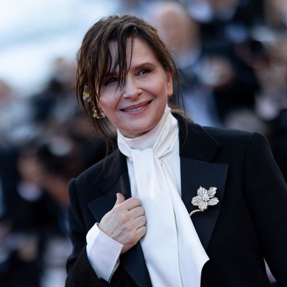 Soins naturels, hydratation intense et astuces de grand-mère complètent ses rituels de beauté.

Juliette Binoche - Montée des marches du film "Amarga Navidad" lors du 79ème Festival International du Film de Cannes, le 19 mai 2026. 

© Jacovides-Moreau / Bestimage