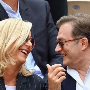 L'enfant de l'animatrice et du musicien, Elliott, est moins musicien que ses frère et soeur

Laurence Ferrari et Renaud Capuçon sont vus dans les gradins de Roland Garros le 07 juin 2025 à Paris, France. Photo by ABACAPRESS.COM