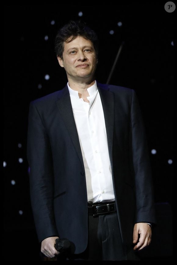 Si sa fille s’illustre particulièrement par le chant, son fils s’est, de son côté, tourné vers la batterie.

Exclusif - Jonathan Dassin lors de la soirée L'année de la déprime (et même un peu plus...) aux Folies Bergère à Paris le 29 novembre 2021.

© Alain Guizard / Bestimage