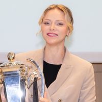 Dans un look qui lui va comme un gant, Charlene de Monaco s'entoure de célèbres joueurs de rugby pour un bel évènement sur le Rocher