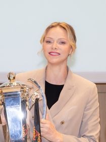 Dans un look qui lui va comme un gant, Charlene de Monaco s'entoure de célèbres joueurs de rugby pour un bel évènement sur le Rocher