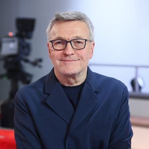 Laurent Ruquier lors de l'enregistrement de l'émission "Vivement dimanche" au studio Rive Gauche, présentée par M.Drucker avec une diffusion sur France 3 le 8 mars 2026, à Paris, France, le 25 février 2026. © Guillaume Gaffiot/Bestimage