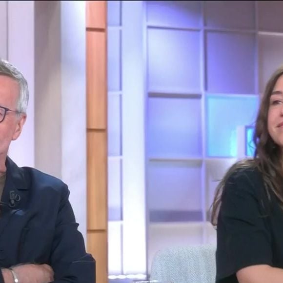 Après la diffusion d'un extrait où il interprète des chansons de Jean Ferrat dans Les Grosses Têtes, il a fait une confidence intrigante.

Extrait de l'émission "C à vous" sur France 5, le 8. juin 2026.

© France 5