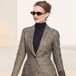 Natalie Portman - Arrivées au défilé Christian Dior mode femme automne / hiver 2024-2025 lors de la Fashion Week de Paris (PFW) au jardin des Tuileries le 27 février 2024.

© Christophe Aubert via Bestimage