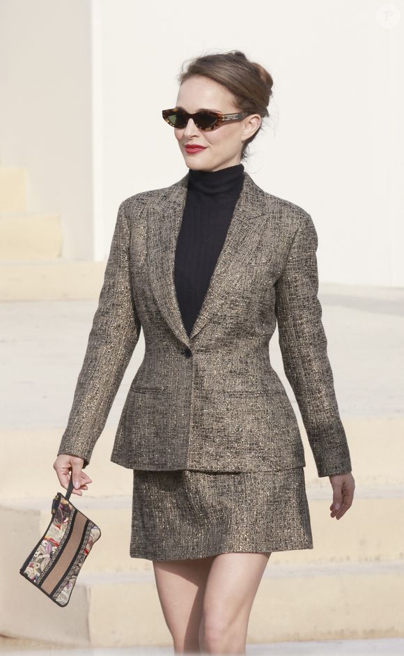 Natalie Portman - Arrivées au défilé Christian Dior mode femme automne / hiver 2024-2025 lors de la Fashion Week de Paris (PFW) au jardin des Tuileries le 27 février 2024.

© Christophe Aubert via Bestimage