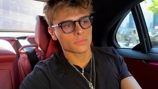 22 ans de Cameron Smet : au milieu de David Hallyday, Sylvie Vartan et sa fille Darina, une certaine Joséphine se fait remarquer