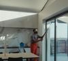 Le robot laveur de vitres s'accroche directement aux parois pour réaliser un nettoyage intégral à votre place et sans chiffon.