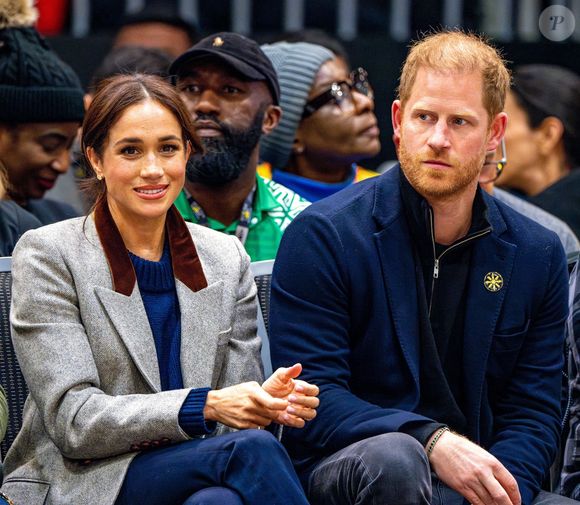 Le prince Harry, duc de Sussex et Meghan Markle, duchesse de Sussex, assistent à un match de basketball en fauteuil lors des "Invictus Games Vancouver Whistler 2025" à Vancouver, le 9 février 2025. Backgrid UK/ Bestimage