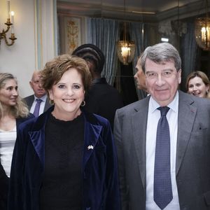 Menna Rawlings (S.E Ambassadrice de Grande Bretagne), Xavier Darcos - Dîner de La Revue des Deux Mondes au Cercle de l’Union Interalliée dont l’invité d’honneur était Gabriel Attal à Paris le 20 janvier 2025. Lundi 20 janvier - Marc Ladreit de Lacharrière recevait Gabriel Attal pour le premier dîner du Cercle de la Revue des Deux Mondes de l'année 
 
Les salons du Cercle Interallié ont fait salle comble ce lundi, réunissant de nombreuses personnalités du monde des affaires, de la culture ou encore de la diplomatie, venues écouter l'ancien Premier ministre.
 
Etaient notamment présents à cette soirée prestigieuse, le Chancelier de l’Institut de France Xavier Darcos, l’ancien préfet Pierre de Bousquet de Florian et les principaux ambassadeurs d’Europe, dont l’ambassadrice de Grande-Bretagne Menna Rawlings.
 
Le cinéma était notamment très bien représenté par les réalisateurs Jean-Jacques Annaud, Yamina Benguigui et Vincent Duquesne. Du côté des affaires, on a pu y voir Laurent Dassault, Philippe Benacin, Augustin de Romanet et Philippe Palazzi.
 
Quant au monde de la culture, celui-ci comptait de nombreux représentants de qualité, avec Christophe Leribault, Emmanuel Kasarhérou, Adrien Goetz, Eléonore de Lacharrière, Pierre Sellal, Frédéric Jousset, Francine Mariani-Ducray ou encore Nathalie Obadia.
 
Une soirée exceptionnelle pour une rentrée réussie et riche de débats ! © Jack tribeca/Bestimage