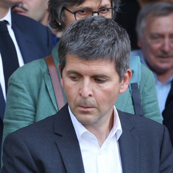 Opéré en urgence, il ne peut pas poser le pied au sol pendant six à sept semaines.

Thomas Sotto - Sorties des obsèques de Philippe Labro en l'église de Saint-Germain-des-Prés à Paris le 13 juin 2025. © Dominique Jacovides - Christophe Clovis / Bestimage
