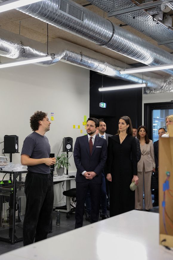Le prince héritier de Jordanie, Al Hussein bin Abdullah II, et son épouse, la princesse Rajwa Al Hussein, s'informent sur " 42 The Network ", un réseau éducatif mondial innovant spécialisé dans l'informatique et la programmation, à Paris, en France, le 8 octobre 2025. Photo by Balkis Press/ABACAPRESS.COM