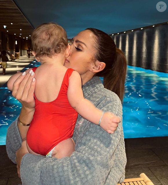 A un média régional, elle confiait : "J'ai acheté un appartement en campagne lyonnaise parce que c'était important pour moi de m'installer près de mes proches" 

Vitaa avec ses enfants sur Instagram.