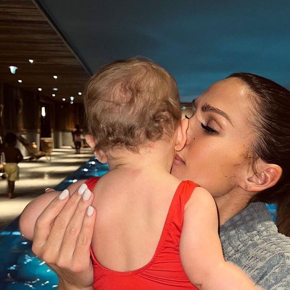 A un média régional, elle confiait : "J'ai acheté un appartement en campagne lyonnaise parce que c'était important pour moi de m'installer près de mes proches" 

Vitaa avec ses enfants sur Instagram.