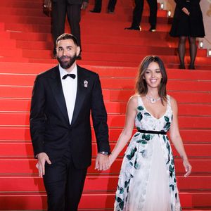 Lors de la dernière édition du Festival de Cannes, l’actrice a officialisé son histoire avec le footballeur

Karim Benzema et sa compagne Lyna Khoudri à la descente des marches du film « 13 jours 13 nuits » lors du 78ème Festival International du Film de Cannes. Le 23 mai 2025
© © Jacovides-Moreau / Bestimage / Bestimage