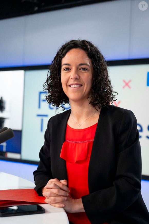 Exclusif - Manon Aubry sur le plateau de l’émission "Face aux territoires" présentée pa C.Viguier dans les studios de TV5 Monde à Pari, France, le 6 juin 2024. © Pierre Perusseau/Bestimage