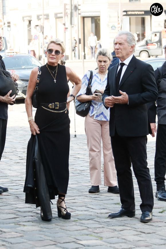 Sophie Davant et son compagnon William Leymergie - Arrivées aux obsèques de Philippe Labro en l'église de Saint-Germain-des-Prés à Paris le 13 juin 2025. © Dominique Jacovides - Christophe Clovis / Bestimage