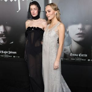 Emma Corrin, Lily-Rose Depp à l'avant-première du film "Nosferatu" à Hollywood le 12 décembre 2024