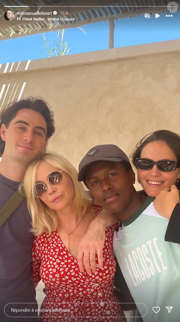 Emmanuelle Béart entourée de ses trois enfants : Yohann, Nelly et Surifel le 8 août 2025 © Instagram