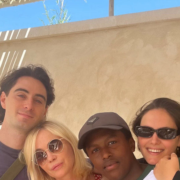 Emmanuelle Béart entourée de ses trois enfants : Yohann, Nelly et Surifel le 8 août 2025 © Instagram
