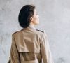 Veste de blazer structurée ou trench fluide : le dilemme vestimentaire se pose chaque matin.