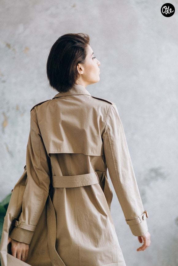 Veste de blazer structurée ou trench fluide : le dilemme vestimentaire se pose chaque matin.