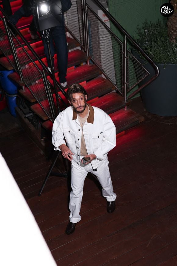 Pierre Niney quitte le dîner « Parallel Tales » organisé par Veuve Clicquot au restaurant Lucia à Cannes, dans le cadre du Festival de Cannes, le 13 mai 2026 à Cannes, en France. Photo de Nacer Aissaoui/ABACAPARESS.COM