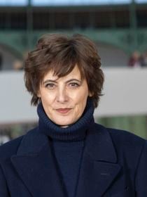 Inès de la Fressange habite dans un appartement du 14e arrondissement de Paris, il a appartenu à un célèbre artiste : "J'ai gardé certains meubles d'origine"