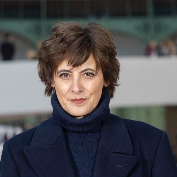 Inès de la Fressange habite dans le 14e arrondissement de Paris.

Inès de La Fressange au défilé Chanel au Grand Palais, "Collection Haute Couture Printemps/Eté " lors de la Fashion Week de Paris (PFW). 

© Olivier Borde / Bestimage
